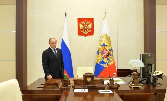 特朗普和普京办公桌,普京和特朗普办公室对比图