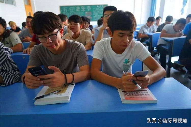 贵阳某中学把20余部学生手机泡水引热议，学校这样处置是否得当