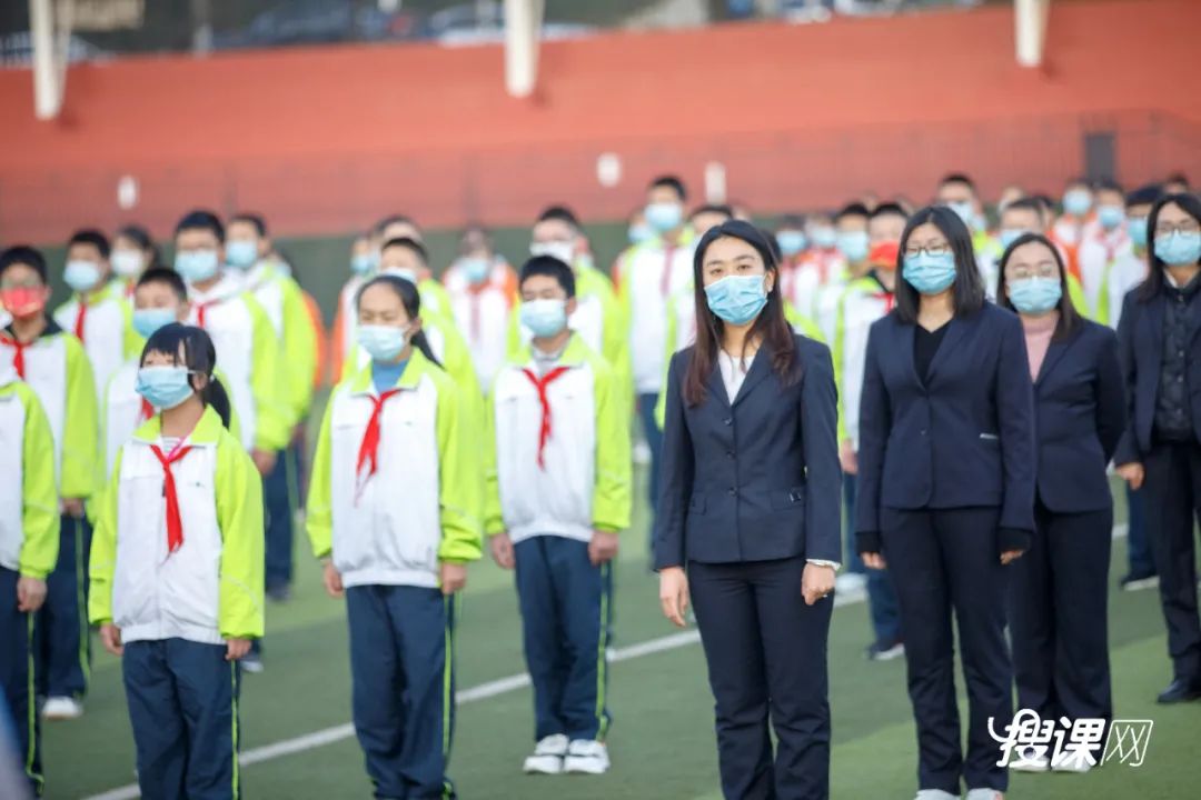 3000多名师生传递国旗为祖国庆生,开学典礼百人传旗