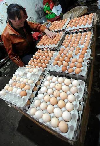 我被单位辞退后，在路边免费给路人送鸡蛋，一个月能挣40000块钱