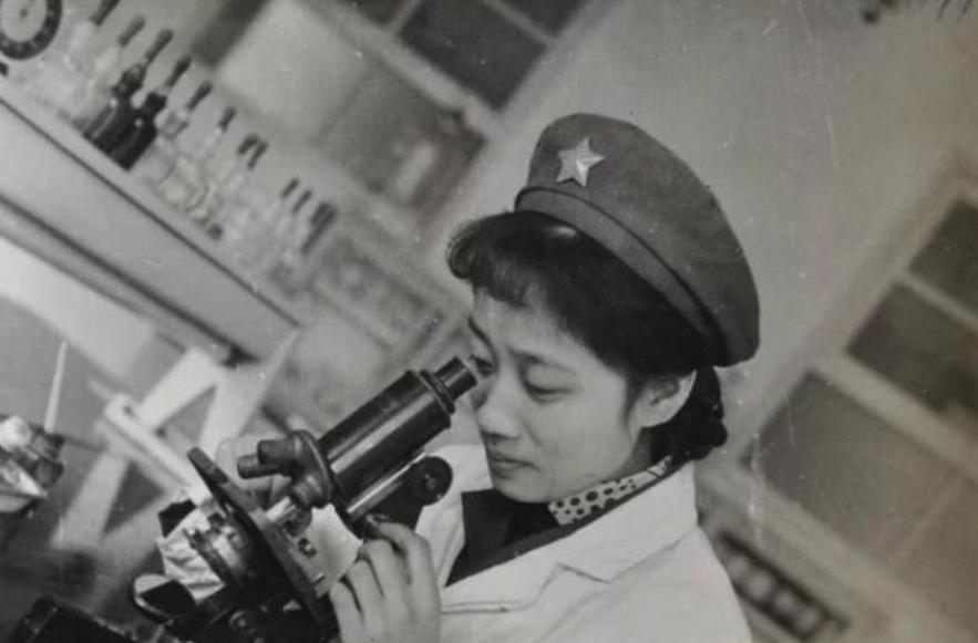 23岁为国捐躯,她的初恋守在墓旁终身未婚,弟弟苦寻她下落64年