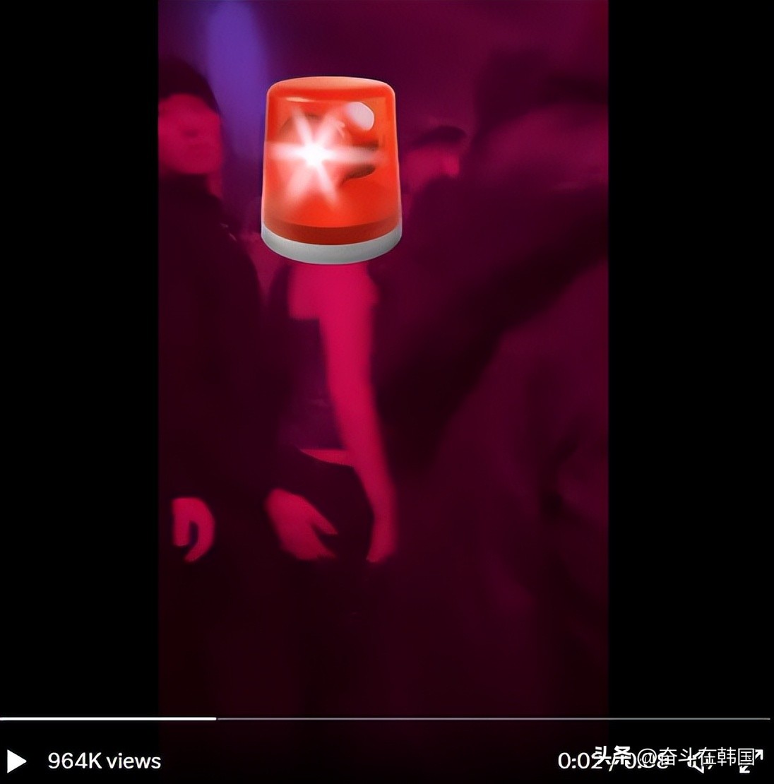 韩国男爱豆混迹夜店视频流出!手都摸人屁股上了…