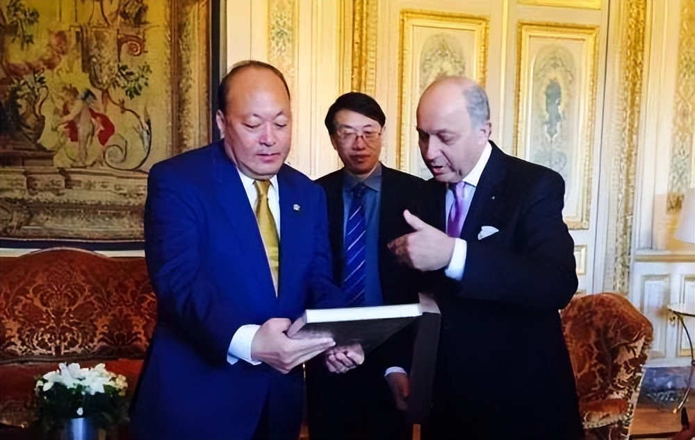 天津首富：24岁成大老板，家产400亿，给员工送宝马、飞机