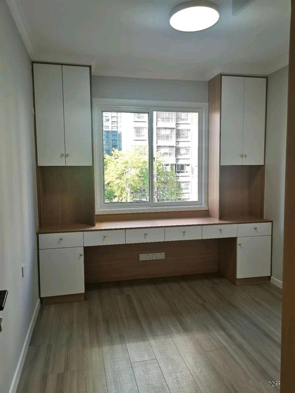 新房简单装修完工，客厅做双眼皮吊顶，电视墙材质是石膏线