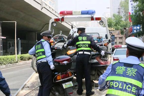 国内摩托车飙车惨烈事故,近日发生的摩托车车祸