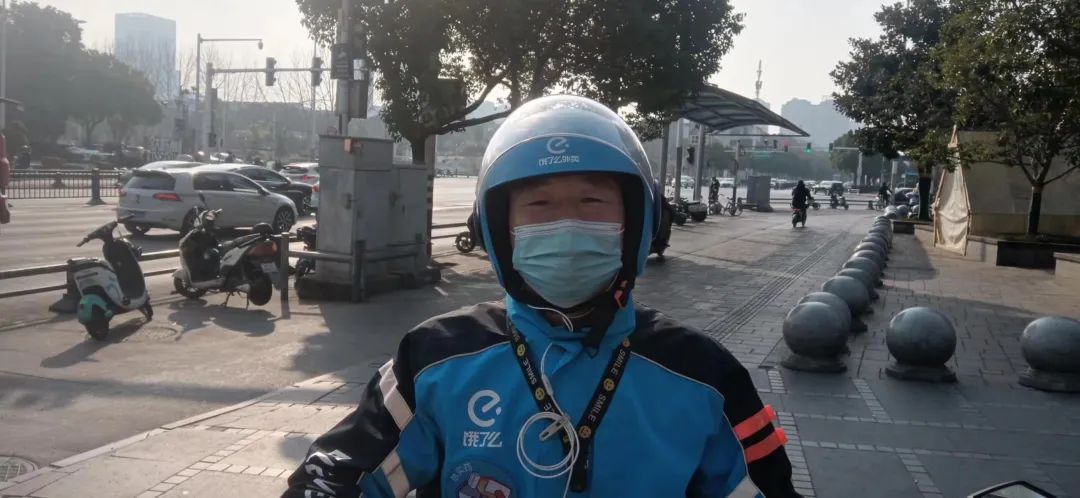 合肥外卖小哥在路边摊,合肥闯红灯外卖小哥