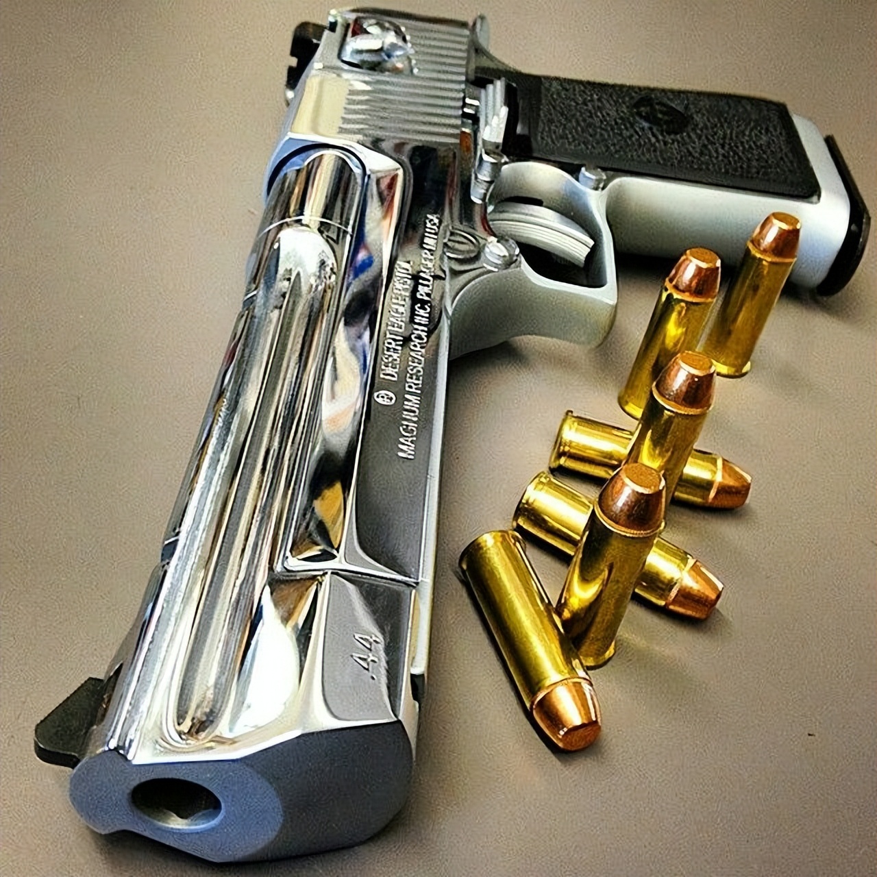 圣安地列斯沙漠之鹰手枪在哪里,沙漠之鹰手枪威力视频