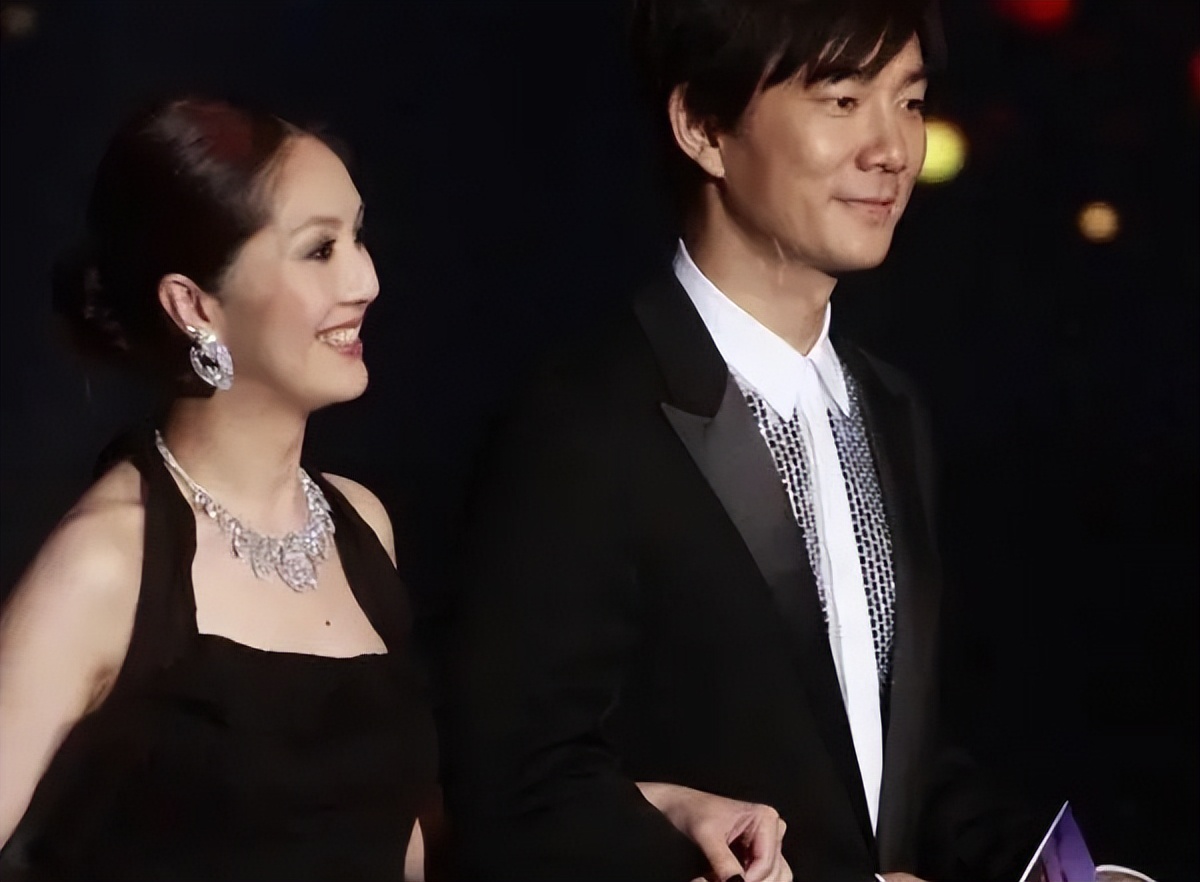 至今无法超越的八大经典情歌对唱,现在正流行的一首经典情歌对唱