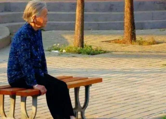 儿媳买高档水果，我尝了一个，她3天不理我，儿子扬言送我回乡下