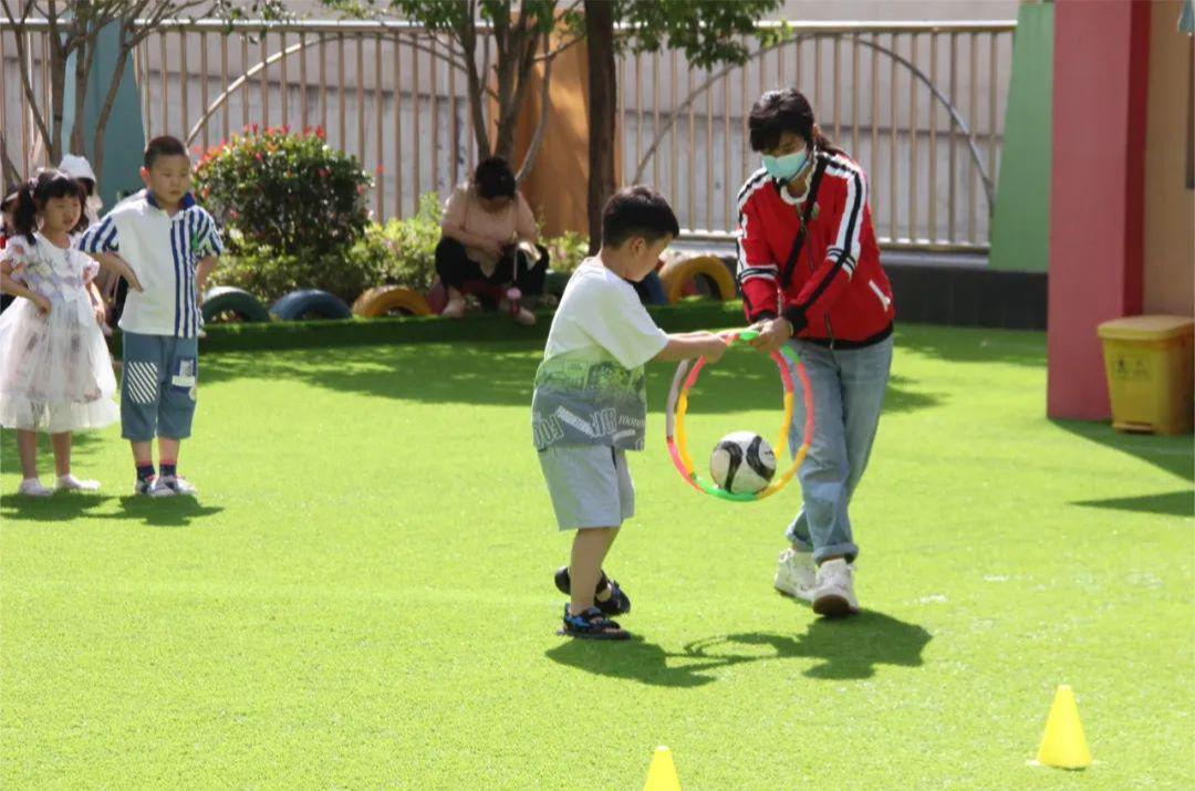 幼儿园足球游戏活动优秀案例分享,幼儿园零基础足球游戏