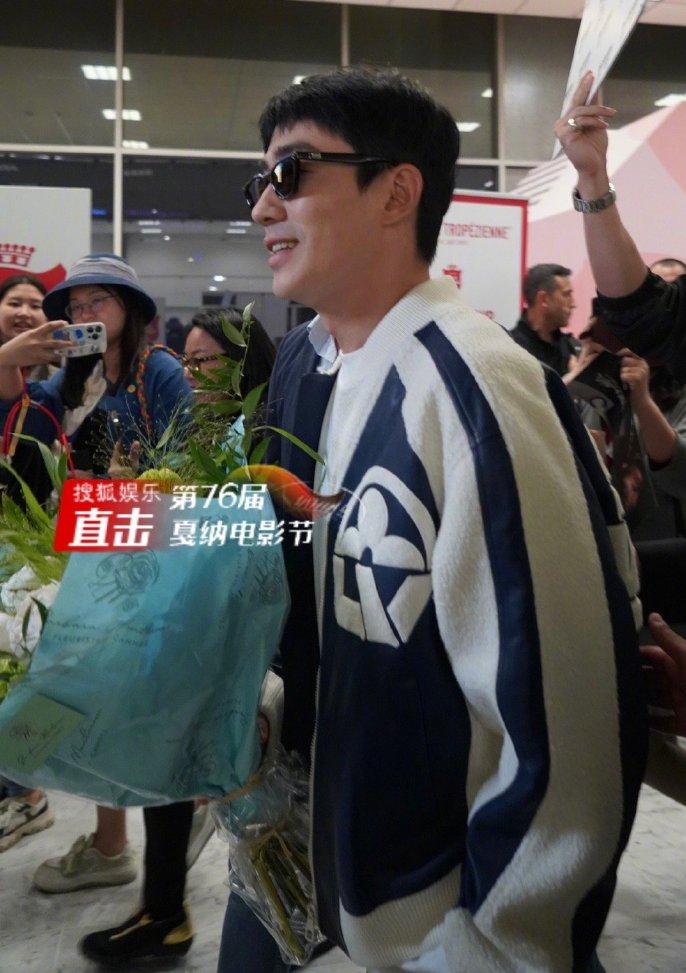 韩国机场偶遇朱一龙,粉丝向是枝裕和介绍朱一龙