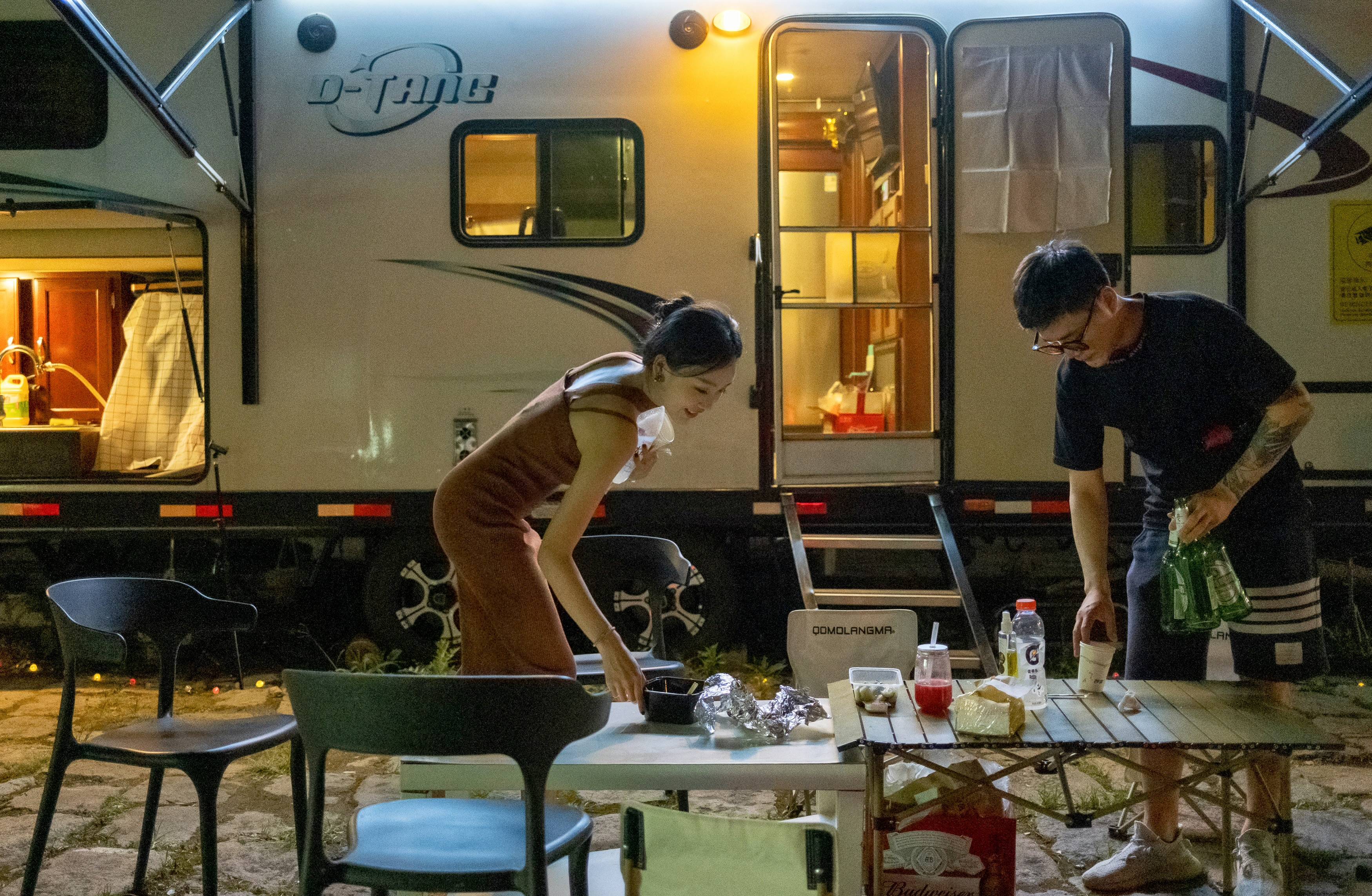 25岁房屋中介和女友住房车过“临时”生活：花5年积蓄买20平空间