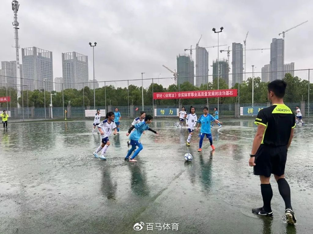 大雨浇不灭热爱!冒雨踢球太燃了吧