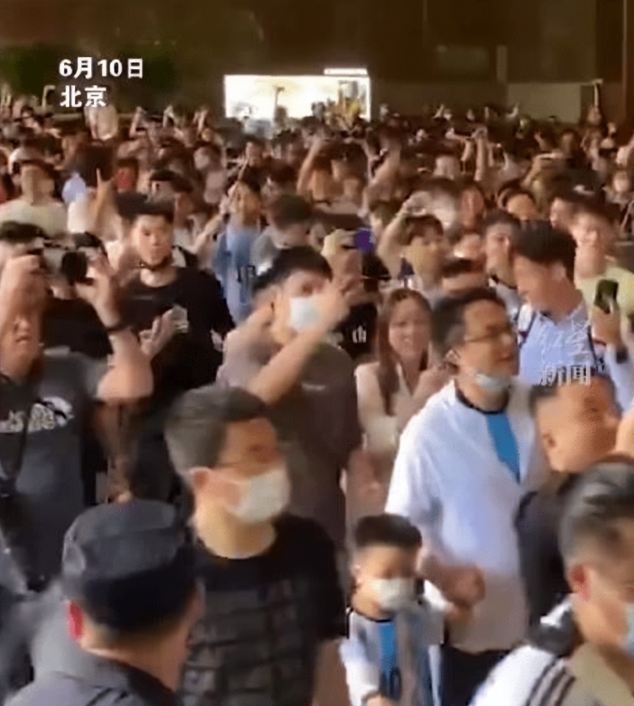 闯进场拥抱梅西球迷发声,球迷冲进球场拥抱梅西跑了多少米