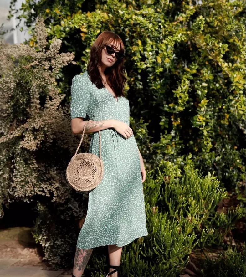 女生穿碎花会不会老气,女孩子穿碎花裙真漂亮