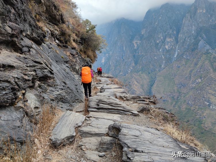 虎跳峡徒步最惊险的路段,虎跳峡高路徒步最难走路段