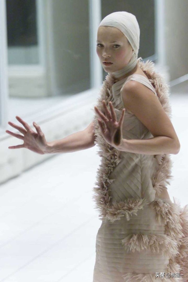 麦昆alexandermcqueen怎么穿,麦昆ALEXANDERMCQUEEN新款套装