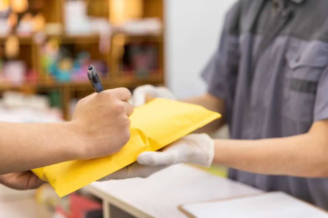 每天取送装有金条的快递,他渐渐感觉不对劲了