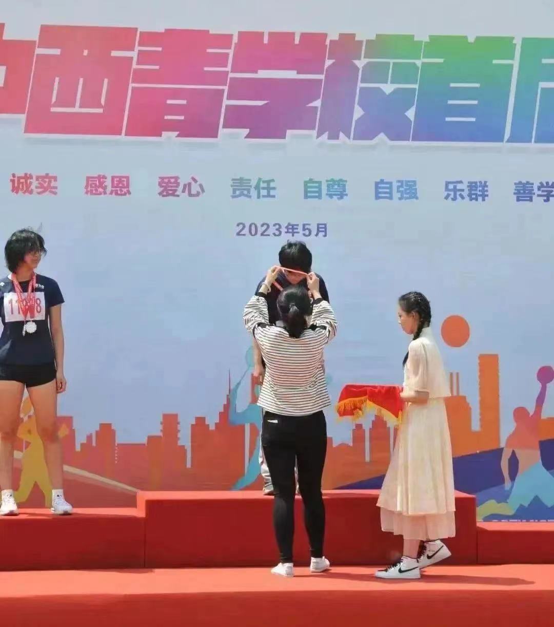 校园运动会开幕式展现青春活力,校园阳光体育运动会