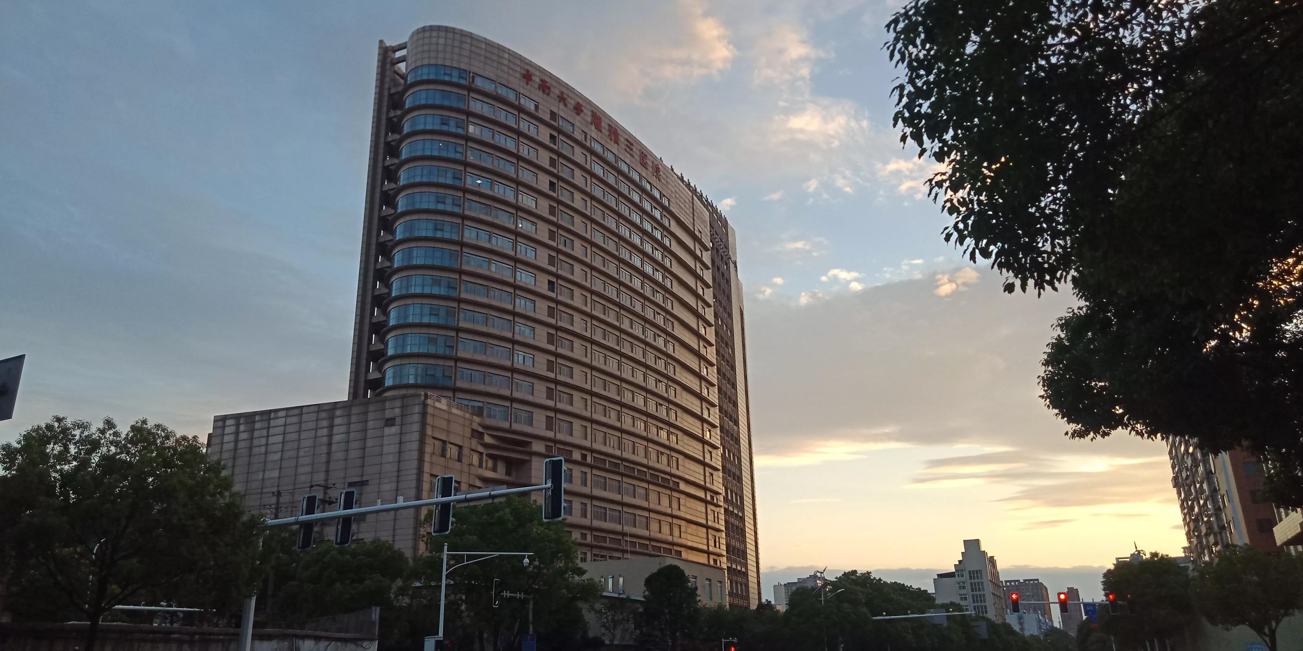 雄伟壮观的，湖南省长沙市中南大学湘雅三医院的外科大楼