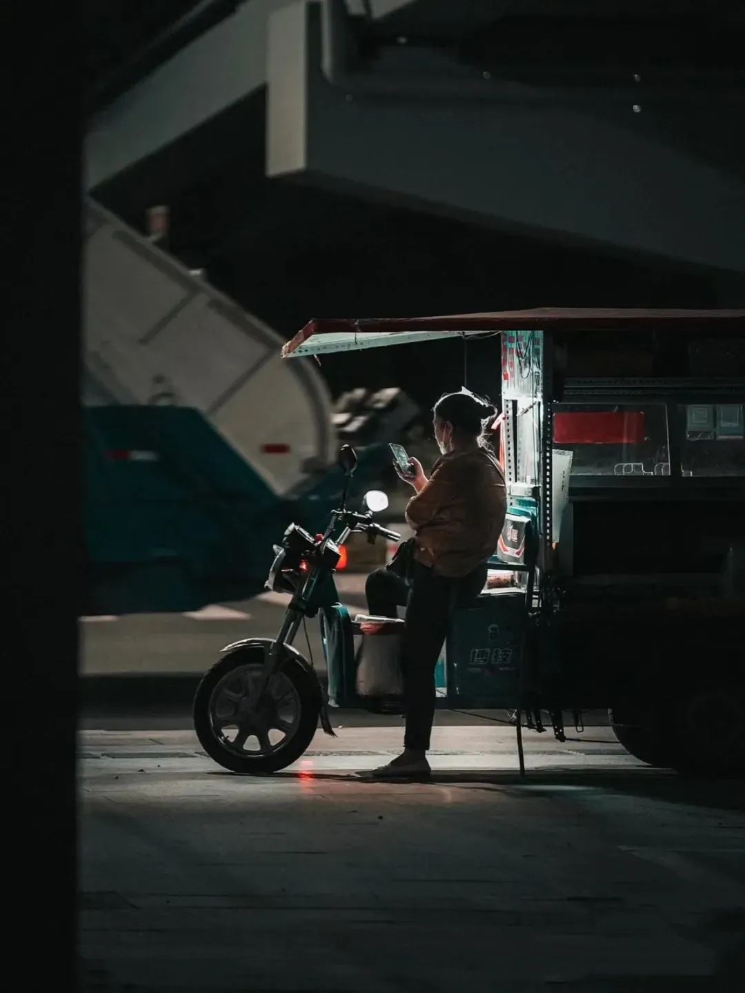 90后夫妻摆摊月入9000央视报道,95后夫妻摆摊卖土豆一日营业额9000