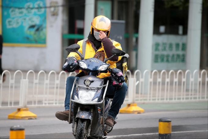 美团公布外卖员学历数据，本科生已达17万，宁可送货也不进厂吗？