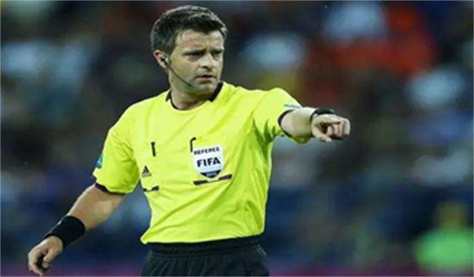 足球比赛球破了进球有效吗,足球比赛中球触及裁判员如何判罚