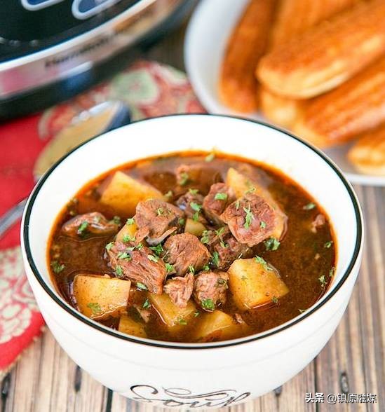 炒菜盐放多了怎么补救,炒菜盐放多了千万别加水加点它