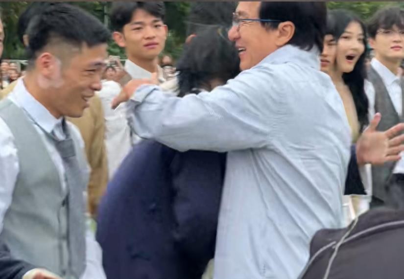 成龙武汉高校出席活动,成龙现身高校做公益