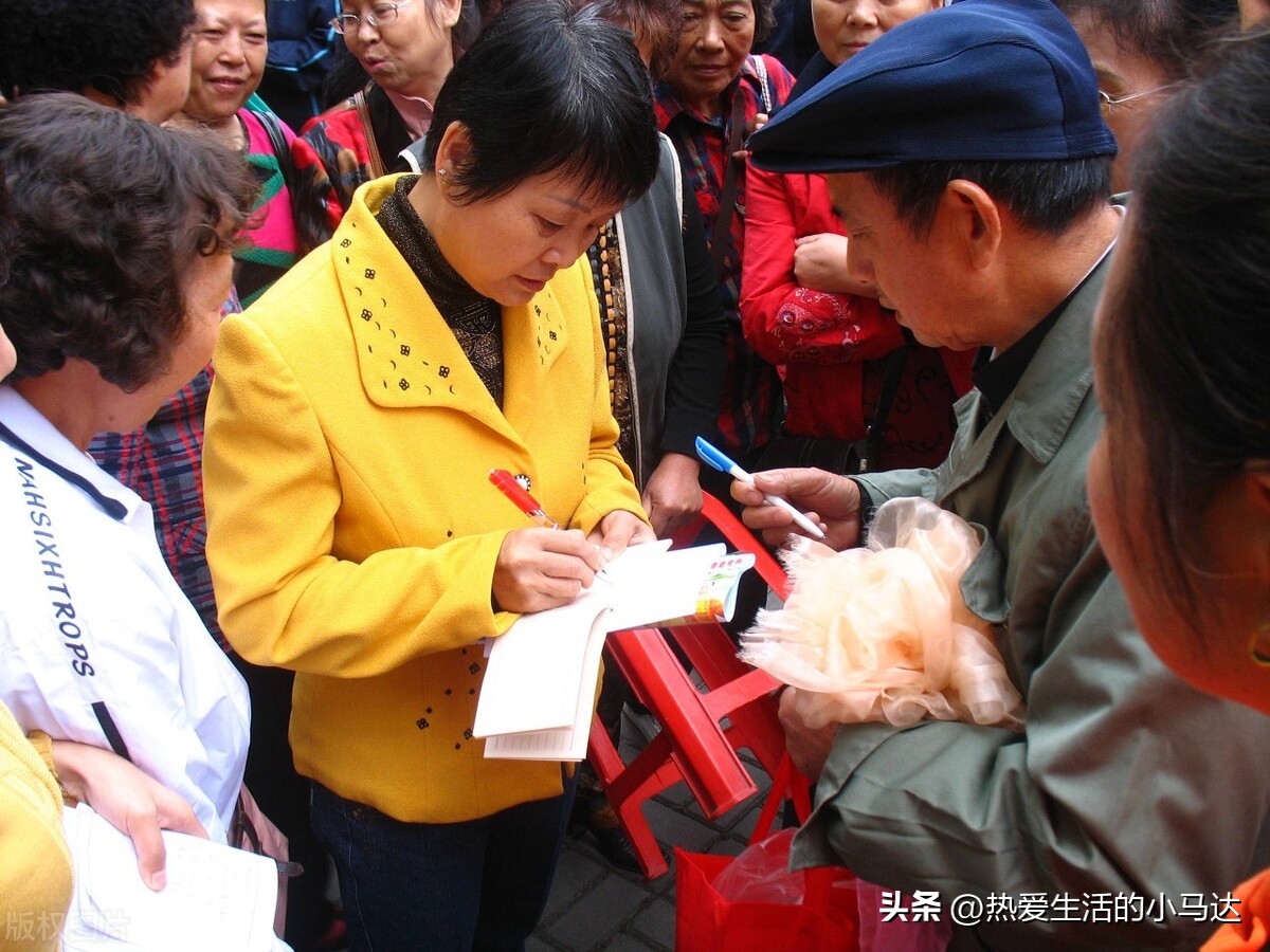 母亲没钱给孩子看病求孩子原谅,伸手向儿女要钱的人