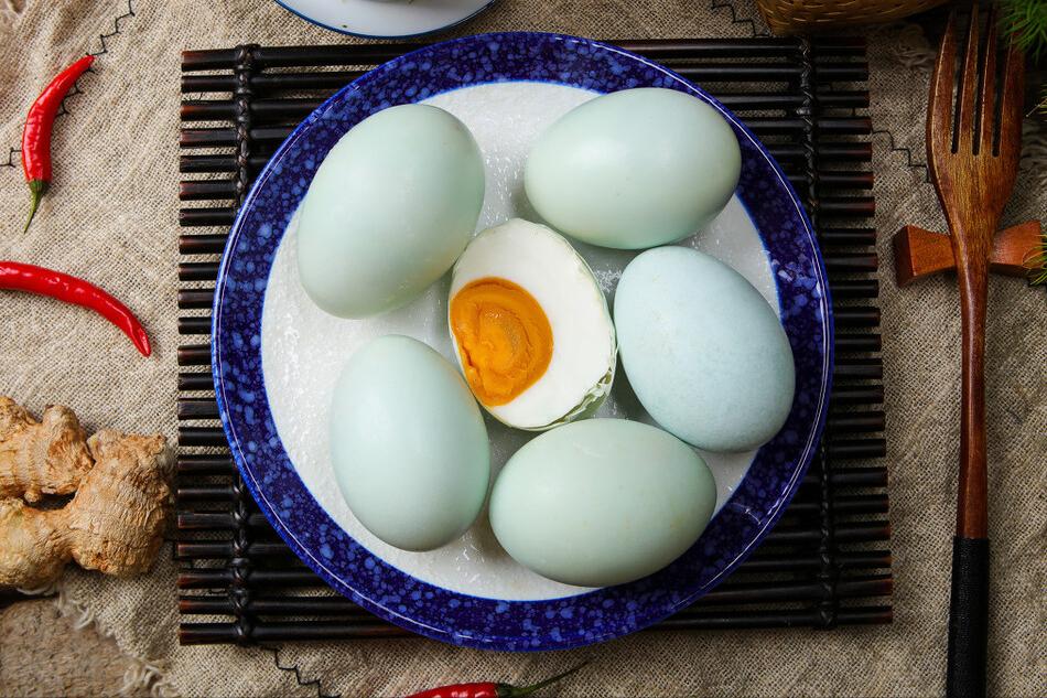 腌咸鸭蛋用盐水泡的方法,腌咸鸭蛋不出油的技巧