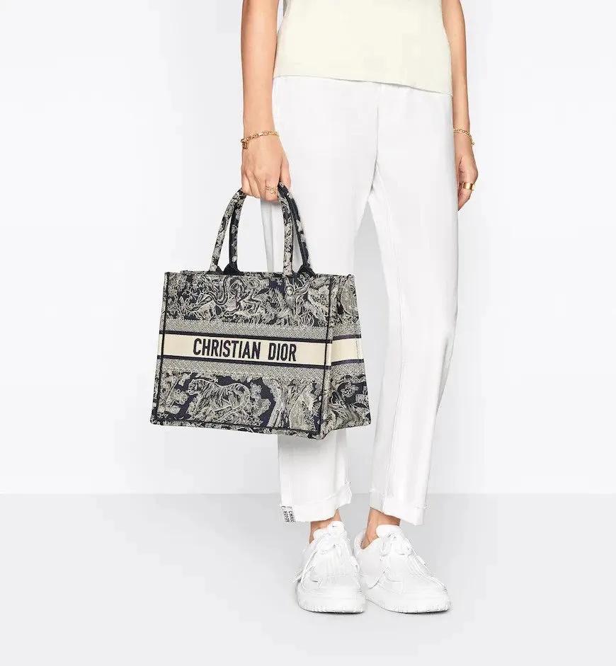 霸王茶姬为什么包装像迪奥,霸王茶姬新包装模仿什么大品牌