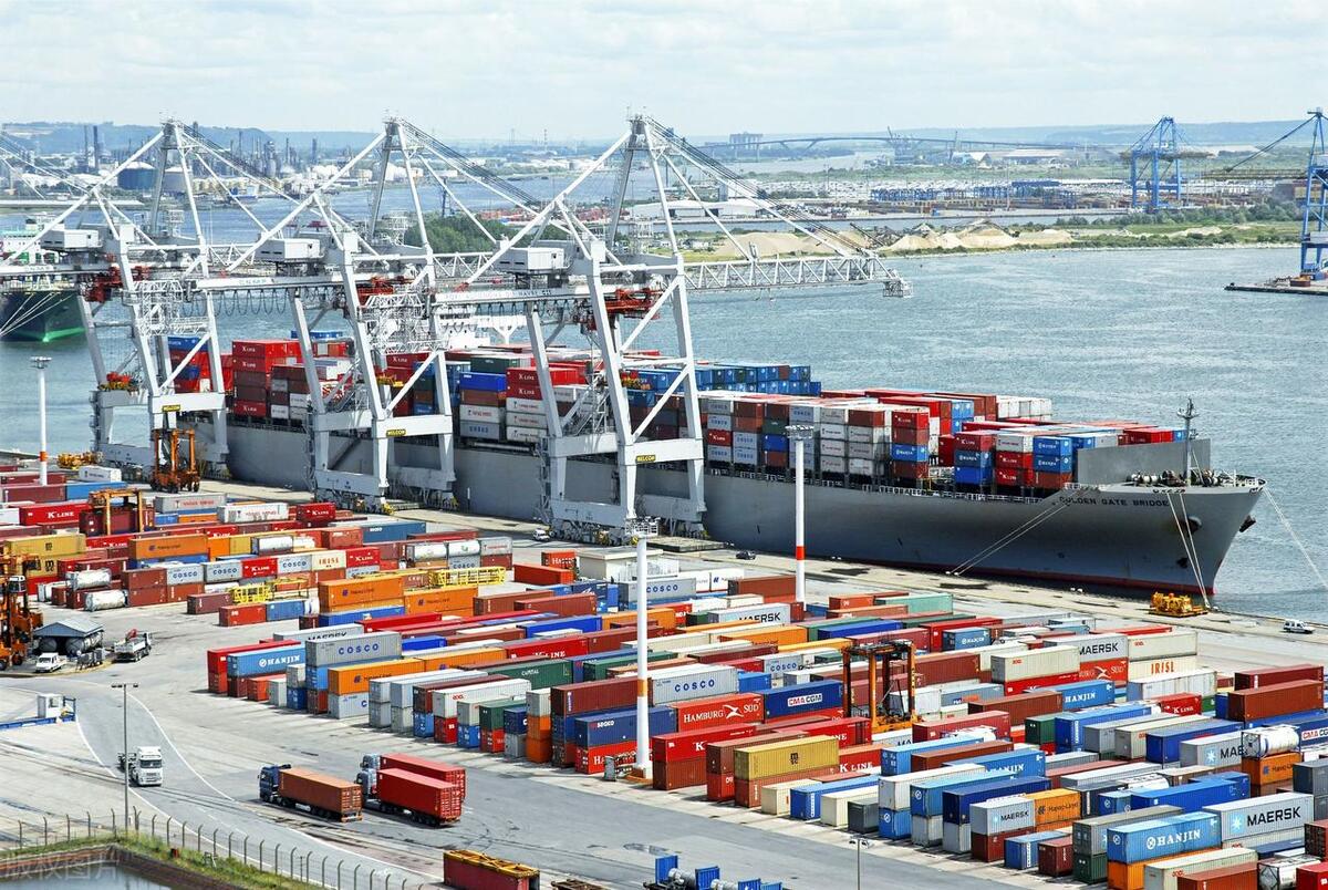 欺人太甚！船到南非，船员的好心行为遭遇女人无故找事，做人太难