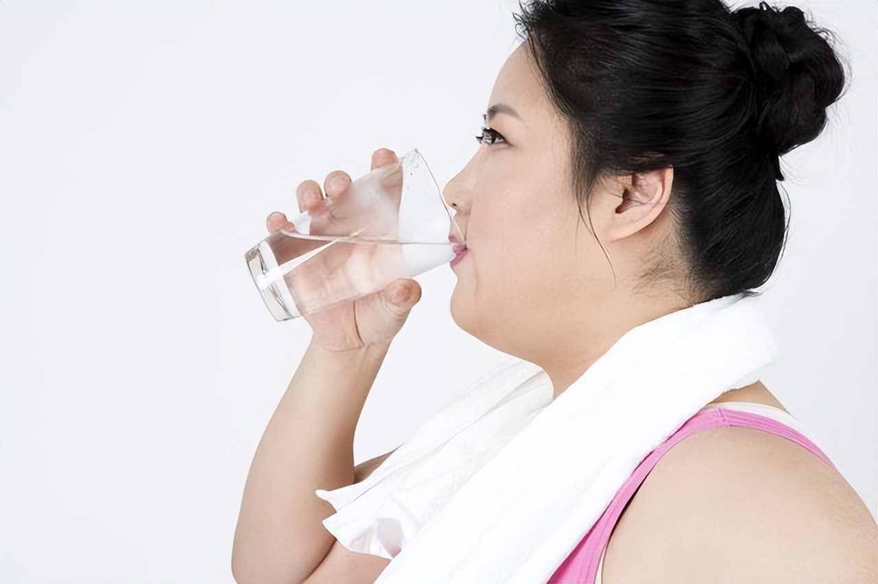 大肚腩意味着内脏脂肪也超标,肚子脂肪太厚大肚腩怎么减掉