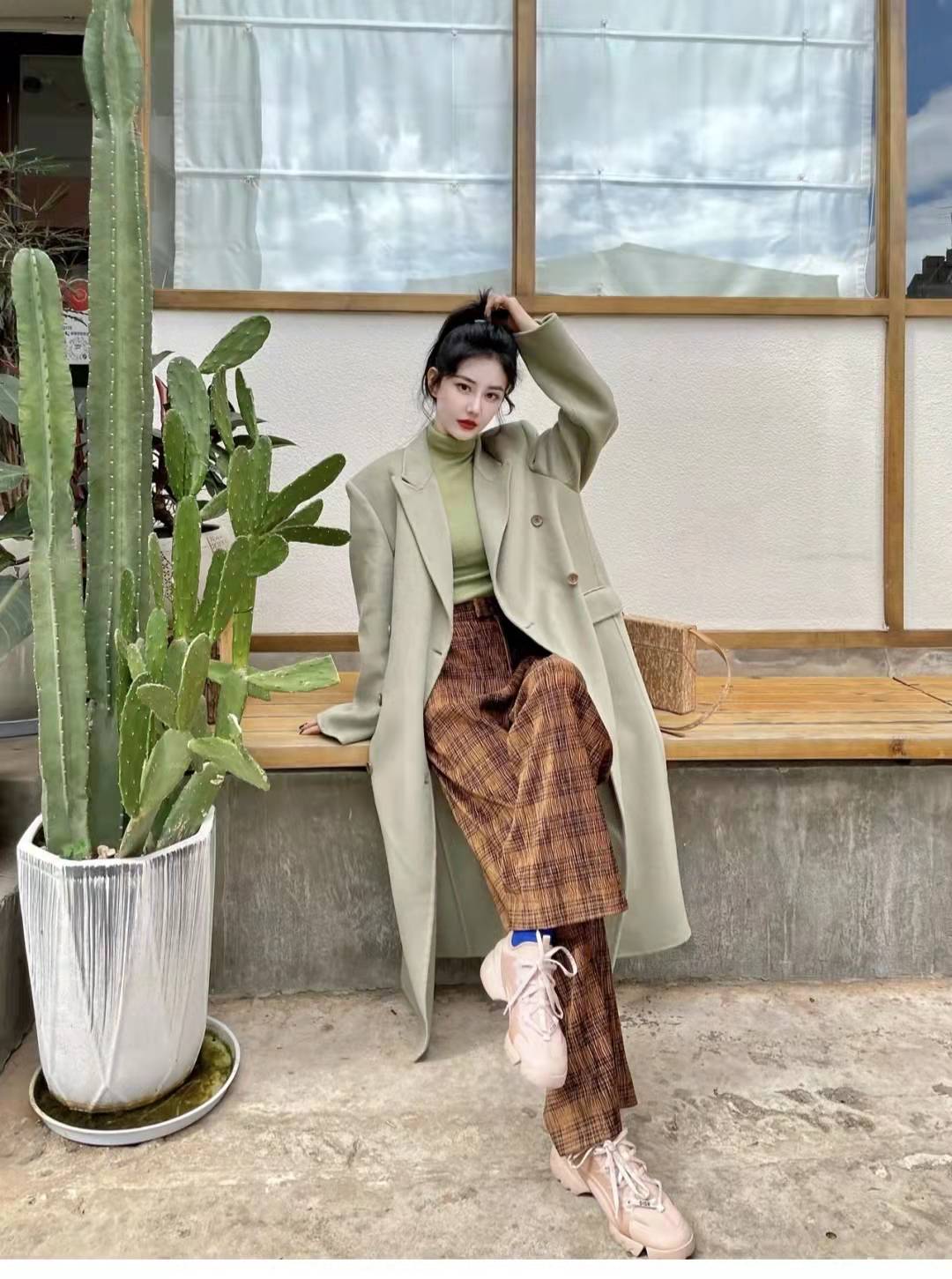 女式大衣什么颜色好看,黑色大衣配什么颜色围巾好看