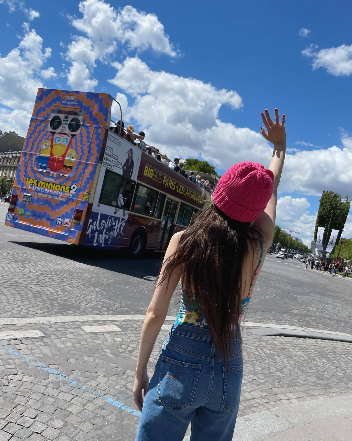 泫雅夏日最新照,泫雅风彩虹针织帽