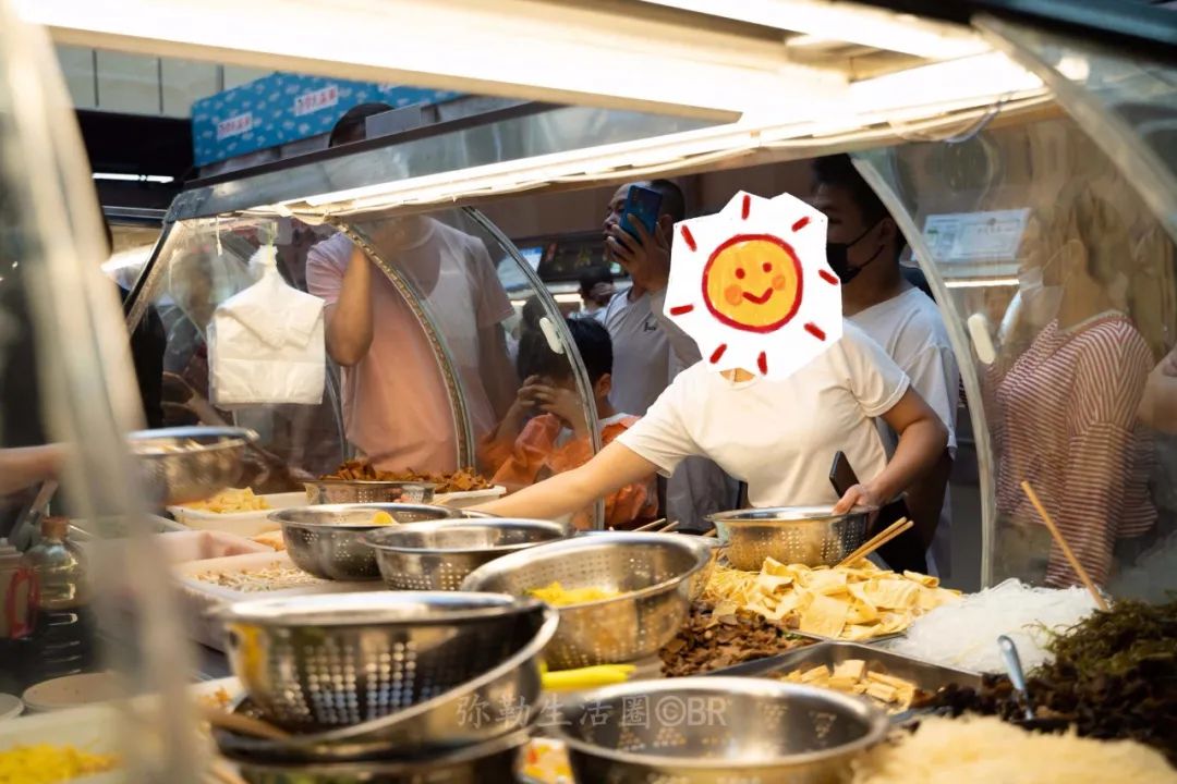 红河州有个“凉菜西施”，4㎡的小摊火了15年，一个月能卖10吨菜