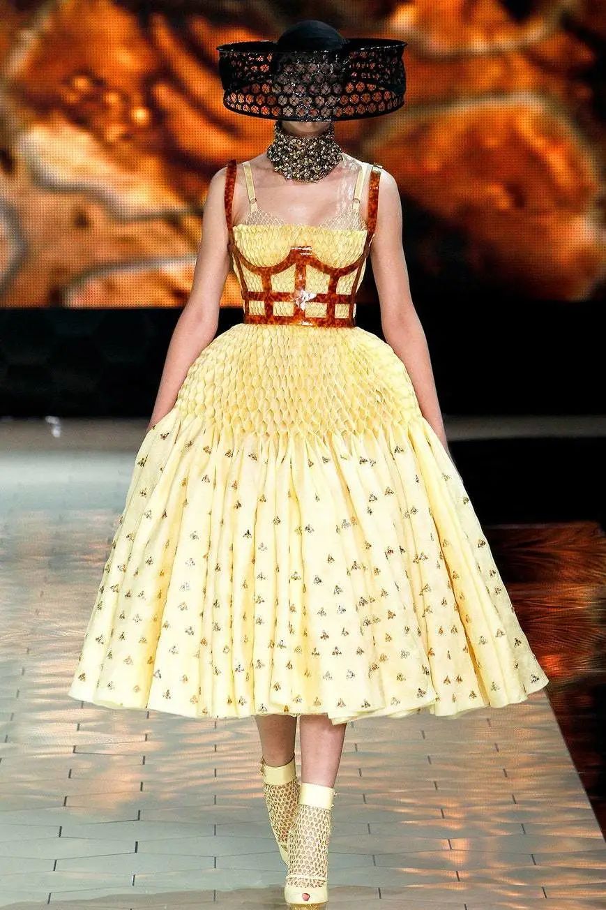 看完了Chanel富贵儿玳瑁，我默默放下了手中的皮质金链...