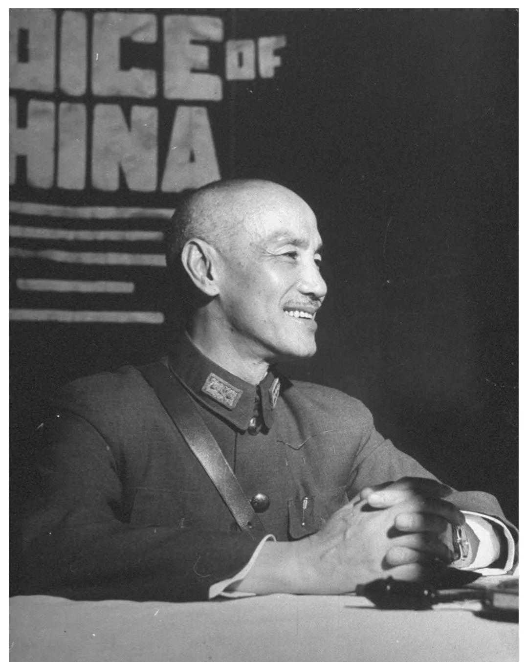 1900年，北京富户人家，服饰臃肿华美，精神状态很佳