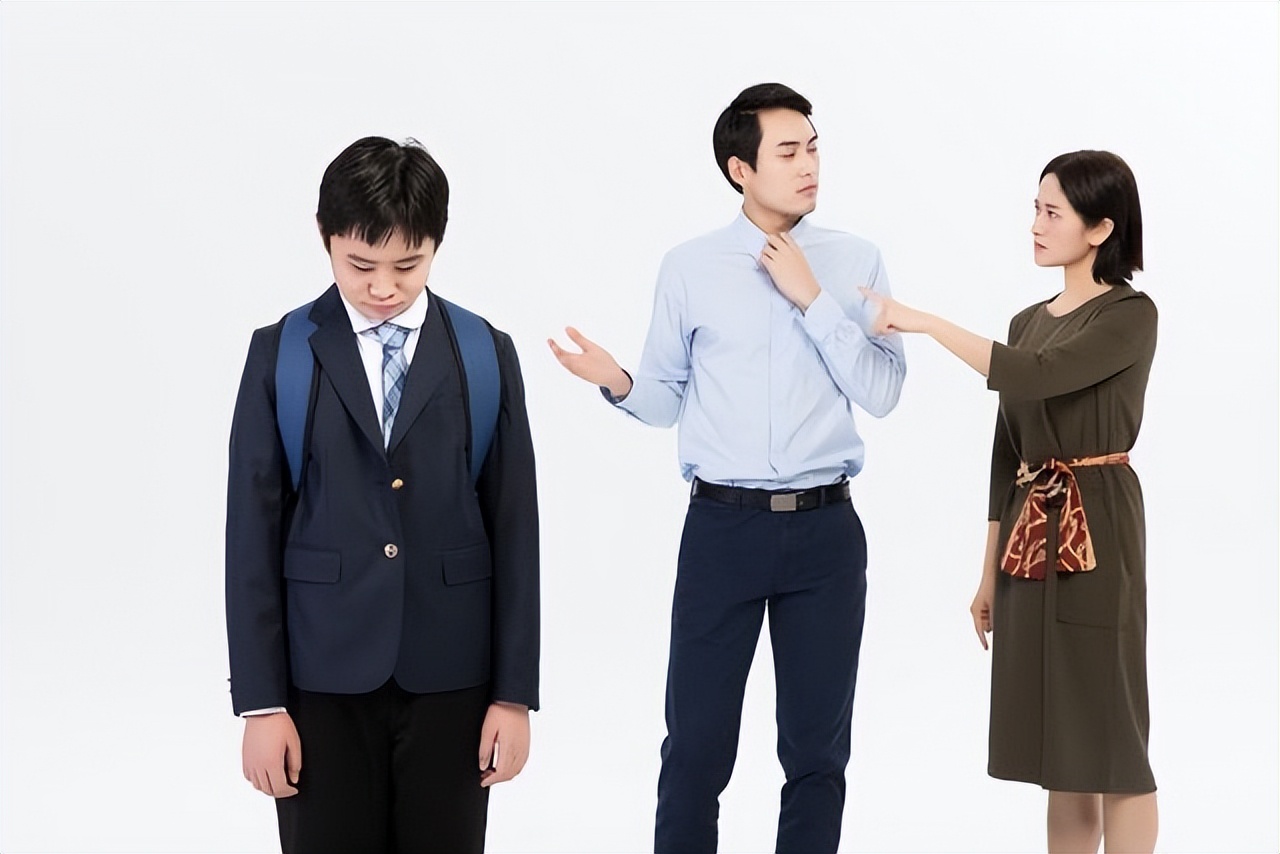 孩子玩手机危害重大，家长怒摔孩子手机，又再次给其购置新机？