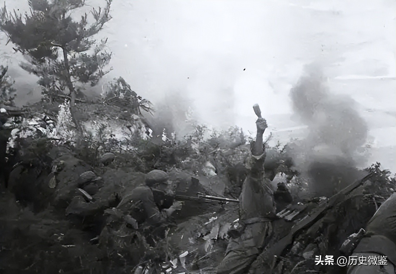 1990年，老农因儿子参军落选，拿出小学课本说：里面的烈士包括我