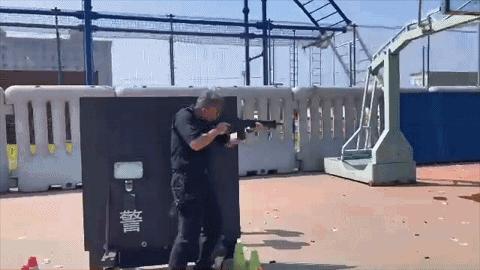 白发特警老队长,白发特警开枪