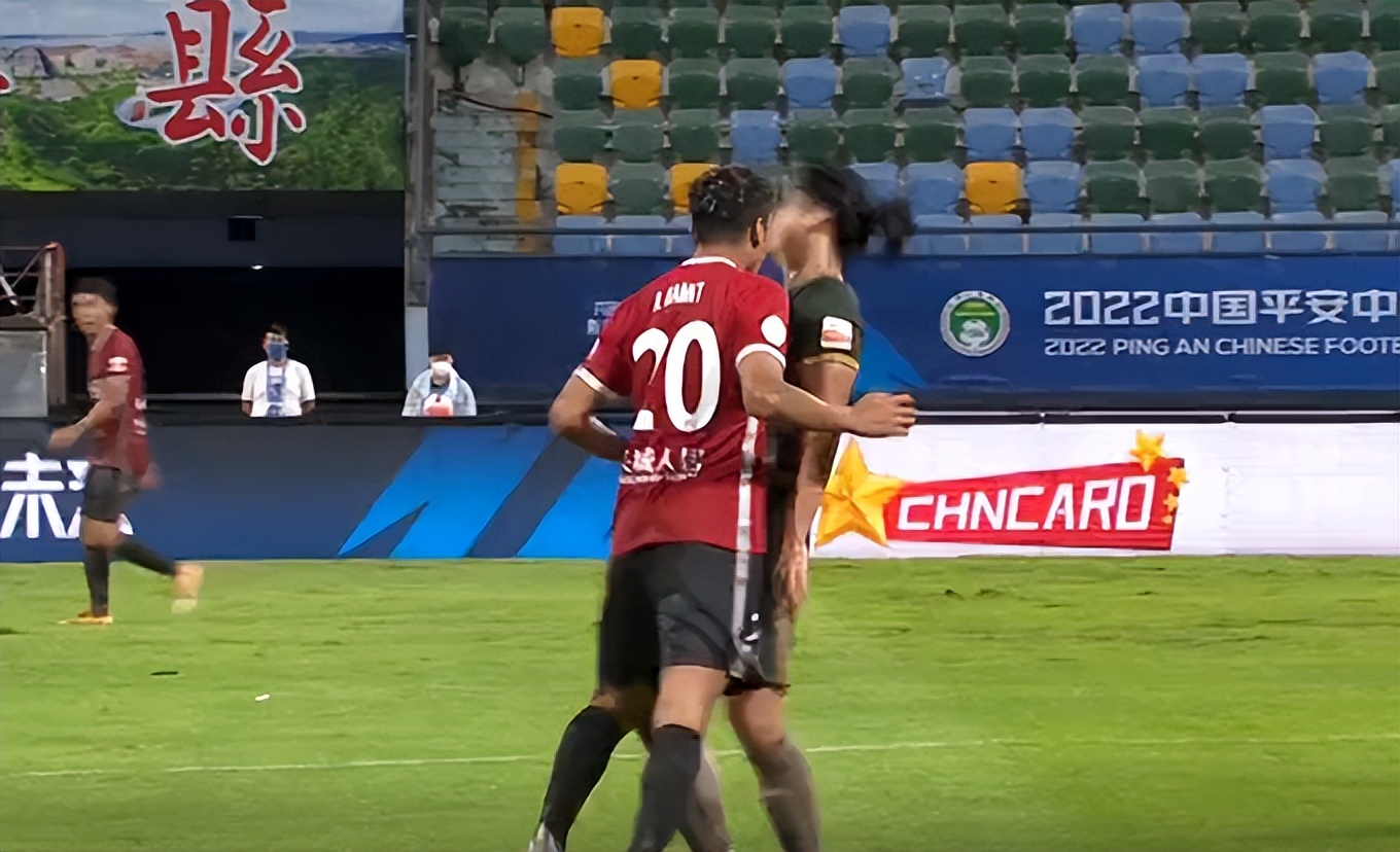 中超金哨5次关键判罚惹争议,中超再现奇葩视频裁判都被逗笑了