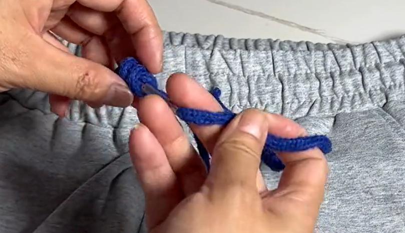 休闲裤上的绳子怎么穿,休闲裤的绳子该系还是不系