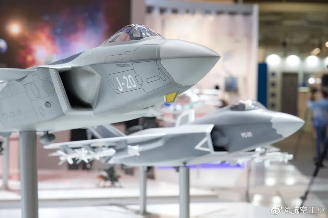巴黎航展歼20动态展示,歼20跟轰6k