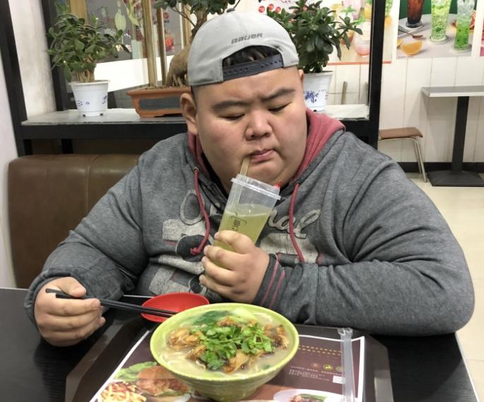 440斤帅小伙一年减去220斤,256斤小伙减掉100斤