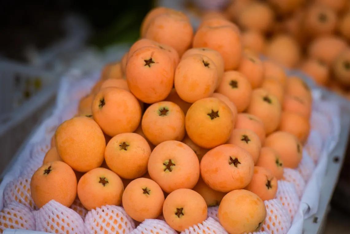 我在路边买了5斤水果，回家一秤，只有2斤8两！你那里呢？