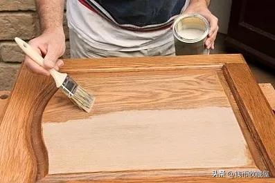 老板送的八仙桌椅竟能值1万块，老人将其翻新后却一文不值