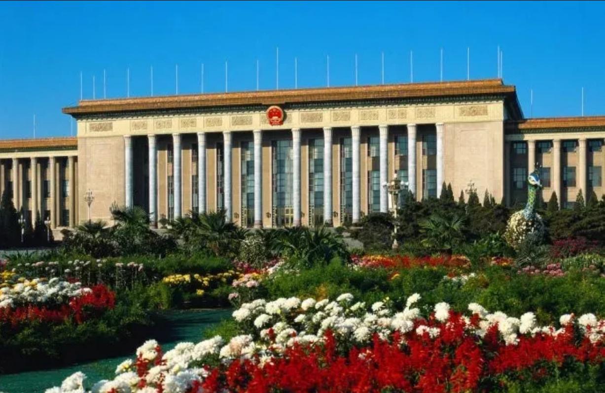 人民大会堂名字为何是后改的？它原先叫什么？毛主席亲自改名