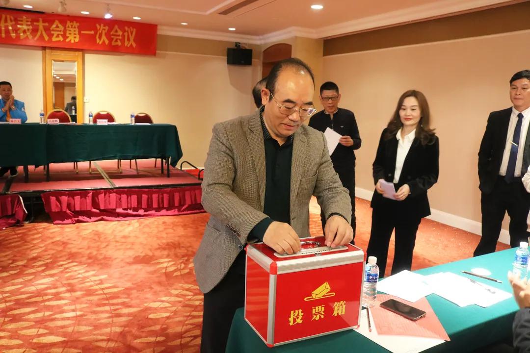 汕头市围棋协会举行换届选举大会，郑汉杰连任会长